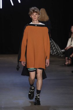 New York, Ny - Eylül 08: pist Monse moda New York moda haftası sırasında göstermek bir modeli yürüyüşler: gösterir üzerinde 8 Eylül 2017 New York City.