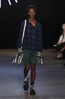 New York, Ny - Eylül 08: pist Monse moda New York moda haftası sırasında göstermek bir modeli yürüyüşler: gösterir üzerinde 8 Eylül 2017 New York City.