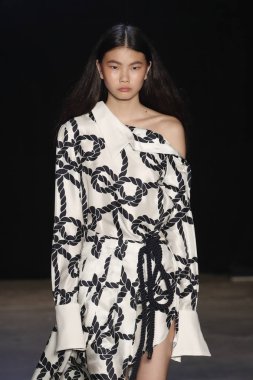 New York, Ny - Eylül 08: pist Monse moda New York moda haftası sırasında göstermek bir modeli yürüyüşler: gösterir üzerinde 8 Eylül 2017 New York City.