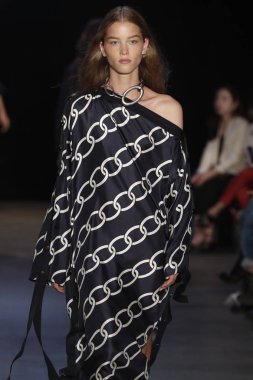 New York, Ny - Eylül 08: pist Monse moda New York moda haftası sırasında göstermek bir modeli yürüyüşler: gösterir üzerinde 8 Eylül 2017 New York City.