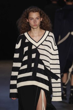 New York, Ny - Eylül 08: pist Monse moda New York moda haftası sırasında göstermek bir modeli yürüyüşler: gösterir üzerinde 8 Eylül 2017 New York City.