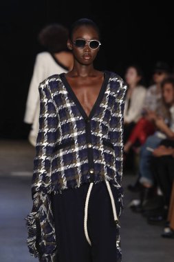 New York, Ny - Eylül 08: pist Monse moda New York moda haftası sırasında göstermek bir modeli yürüyüşler: gösterir üzerinde 8 Eylül 2017 New York City.