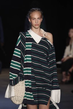 New York, Ny - Eylül 08: pist Monse moda New York moda haftası sırasında göstermek bir modeli yürüyüşler: gösterir üzerinde 8 Eylül 2017 New York City.