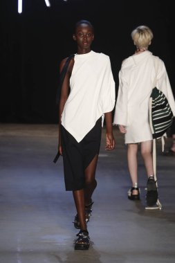New York, Ny - Eylül 08: pist Monse moda New York moda haftası sırasında göstermek bir modeli yürüyüşler: gösterir üzerinde 8 Eylül 2017 New York City.