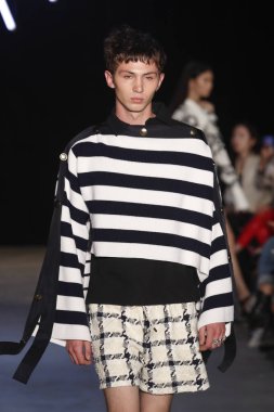 New York, Ny - Eylül 08: pist Monse moda New York moda haftası sırasında göstermek bir modeli yürüyüşler: gösterir üzerinde 8 Eylül 2017 New York City.