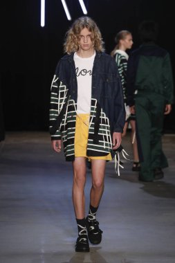 New York, Ny - Eylül 08: pist Monse moda New York moda haftası sırasında göstermek bir modeli yürüyüşler: gösterir üzerinde 8 Eylül 2017 New York City.