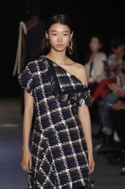 New York, Ny - Eylül 08: pist Monse moda New York moda haftası sırasında göstermek bir modeli yürüyüşler: gösterir üzerinde 8 Eylül 2017 New York City.