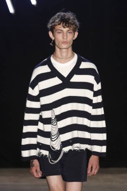 New York, Ny - Eylül 08: pist Monse moda New York moda haftası sırasında göstermek bir modeli yürüyüşler: gösterir üzerinde 8 Eylül 2017 New York City.