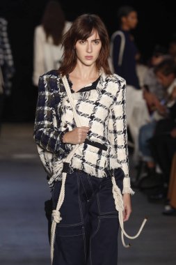 New York, Ny - Eylül 08: pist Monse moda New York moda haftası sırasında göstermek bir modeli yürüyüşler: gösterir üzerinde 8 Eylül 2017 New York City.