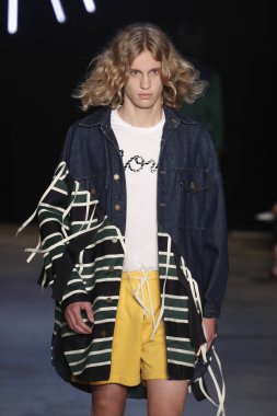 New York, Ny - Eylül 08: pist Monse moda New York moda haftası sırasında göstermek bir modeli yürüyüşler: gösterir üzerinde 8 Eylül 2017 New York City.