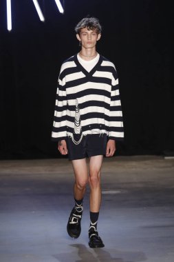 New York, Ny - Eylül 08: pist Monse moda New York moda haftası sırasında göstermek bir modeli yürüyüşler: gösterir üzerinde 8 Eylül 2017 New York City.