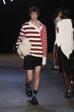 New York, Ny - Eylül 08: pist Monse moda New York moda haftası sırasında göstermek bir modeli yürüyüşler: gösterir üzerinde 8 Eylül 2017 New York City.