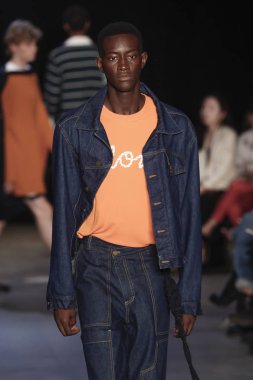 New York, Ny - Eylül 08: pist Monse moda New York moda haftası sırasında göstermek bir modeli yürüyüşler: gösterir üzerinde 8 Eylül 2017 New York City.