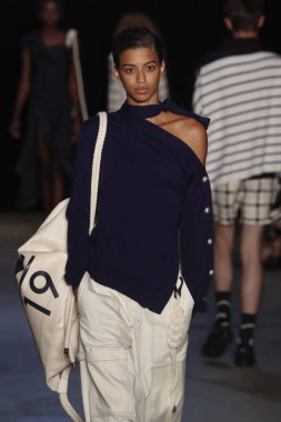 New York, Ny - Eylül 08: pist Monse moda New York moda haftası sırasında göstermek bir modeli yürüyüşler: gösterir üzerinde 8 Eylül 2017 New York City.