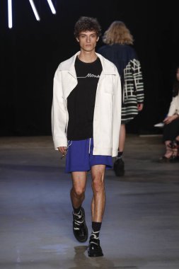 New York, Ny - Eylül 08: pist Monse moda New York moda haftası sırasında göstermek bir modeli yürüyüşler: gösterir üzerinde 8 Eylül 2017 New York City.
