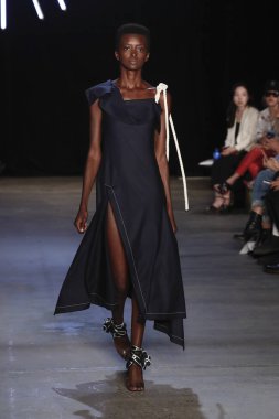New York, Ny - Eylül 08: pist Monse moda New York moda haftası sırasında göstermek bir modeli yürüyüşler: gösterir üzerinde 8 Eylül 2017 New York City.