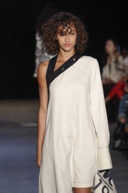 New York, Ny - Eylül 08: pist Monse moda New York moda haftası sırasında göstermek bir modeli yürüyüşler: gösterir üzerinde 8 Eylül 2017 New York City.