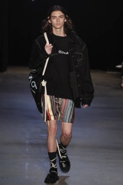 New York, Ny - Eylül 08: pist Monse moda New York moda haftası sırasında göstermek bir modeli yürüyüşler: gösterir üzerinde 8 Eylül 2017 New York City.