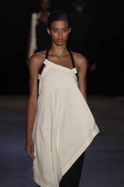 New York, Ny - Eylül 08: pist Monse moda New York moda haftası sırasında göstermek bir modeli yürüyüşler: gösterir üzerinde 8 Eylül 2017 New York City.