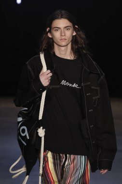 New York, Ny - Eylül 08: pist Monse moda New York moda haftası sırasında göstermek bir modeli yürüyüşler: gösterir üzerinde 8 Eylül 2017 New York City.