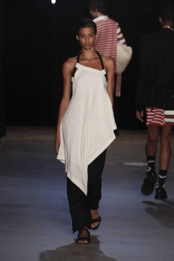 New York, Ny - Eylül 08: pist Monse moda New York moda haftası sırasında göstermek bir modeli yürüyüşler: gösterir üzerinde 8 Eylül 2017 New York City.