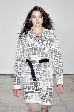 New York, Ny - Eylül 06: pist Mary Kay, Nicole Miller ilkbahar/yaz 2019 moda sırasında göstermek Industria Studios adlı 6 Eylül 2018 New York'ta bir model yürür..