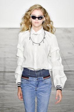 New York, Ny - Eylül 06: pist Mary Kay, Nicole Miller ilkbahar/yaz 2019 moda sırasında göstermek Industria Studios adlı 6 Eylül 2018 New York'ta bir model yürür..