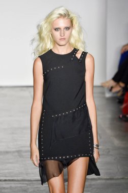 New York, Ny - Eylül 06: pist Mary Kay, Nicole Miller ilkbahar/yaz 2019 moda sırasında göstermek Industria Studios adlı 6 Eylül 2018 New York'ta bir model yürür..