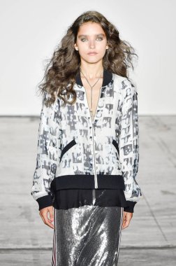 New York, Ny - Eylül 06: pist Mary Kay, Nicole Miller ilkbahar/yaz 2019 moda sırasında göstermek Industria Studios adlı 6 Eylül 2018 New York'ta bir model yürür..