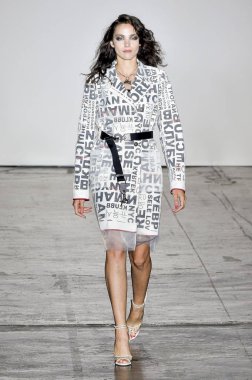 New York, Ny - Eylül 06: pist Mary Kay, Nicole Miller ilkbahar/yaz 2019 moda sırasında göstermek Industria Studios adlı 6 Eylül 2018 New York'ta bir model yürür..