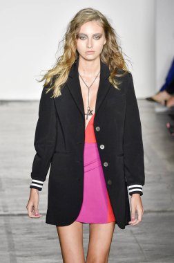 New York, Ny - Eylül 06: pist Mary Kay, Nicole Miller ilkbahar/yaz 2019 moda sırasında göstermek Industria Studios adlı 6 Eylül 2018 New York'ta bir model yürür..