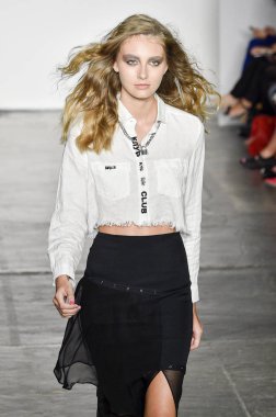 New York, Ny - Eylül 06: pist Mary Kay, Nicole Miller ilkbahar/yaz 2019 moda sırasında göstermek Industria Studios adlı 6 Eylül 2018 New York'ta bir model yürür..