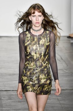 New York, Ny - Eylül 06: pist Mary Kay, Nicole Miller ilkbahar/yaz 2019 moda sırasında göstermek Industria Studios adlı 6 Eylül 2018 New York'ta bir model yürür..