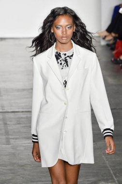 New York, Ny - Eylül 06: pist Mary Kay, Nicole Miller ilkbahar/yaz 2019 moda sırasında göstermek Industria Studios adlı 6 Eylül 2018 New York'ta bir model yürür..