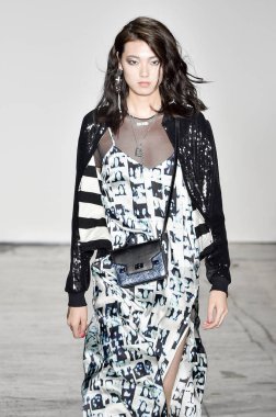 New York, Ny - Eylül 06: pist Mary Kay, Nicole Miller ilkbahar/yaz 2019 moda sırasında göstermek Industria Studios adlı 6 Eylül 2018 New York'ta bir model yürür..