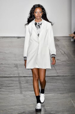 New York, Ny - Eylül 06: pist Mary Kay, Nicole Miller ilkbahar/yaz 2019 moda sırasında göstermek Industria Studios adlı 6 Eylül 2018 New York'ta bir model yürür..