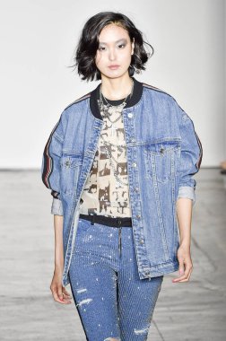 New York, Ny - Eylül 06: pist Mary Kay, Nicole Miller ilkbahar/yaz 2019 moda sırasında göstermek Industria Studios adlı 6 Eylül 2018 New York'ta bir model yürür..