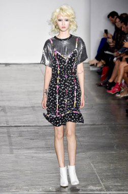 New York, Ny - Eylül 06: pist Mary Kay, Nicole Miller ilkbahar/yaz 2019 moda sırasında göstermek Industria Studios adlı 6 Eylül 2018 New York'ta bir model yürür..