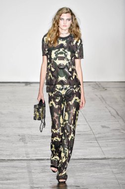 New York, Ny - Eylül 06: pist Mary Kay, Nicole Miller ilkbahar/yaz 2019 moda sırasında göstermek Industria Studios adlı 6 Eylül 2018 New York'ta bir model yürür..