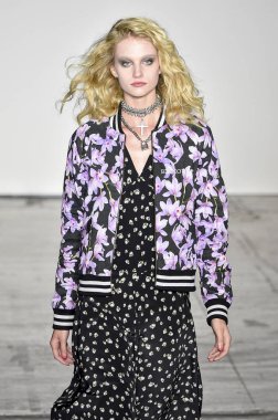 New York, Ny - Eylül 06: pist Mary Kay, Nicole Miller ilkbahar/yaz 2019 moda sırasında göstermek Industria Studios adlı 6 Eylül 2018 New York'ta bir model yürür..