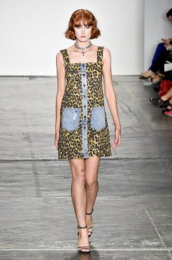 New York, Ny - Eylül 06: pist Mary Kay, Nicole Miller ilkbahar/yaz 2019 moda sırasında göstermek Industria Studios adlı 6 Eylül 2018 New York'ta bir model yürür..