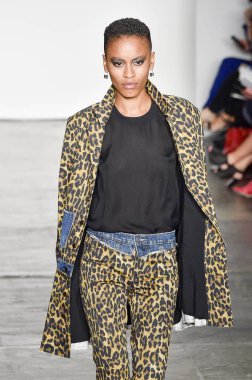 New York, Ny - Eylül 06: pist Mary Kay, Nicole Miller ilkbahar/yaz 2019 moda sırasında göstermek Industria Studios adlı 6 Eylül 2018 New York'ta bir model yürür..