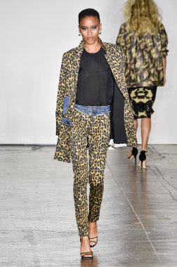 New York, Ny - Eylül 06: pist Mary Kay, Nicole Miller ilkbahar/yaz 2019 moda sırasında göstermek Industria Studios adlı 6 Eylül 2018 New York'ta bir model yürür..