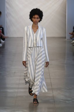 New York, Ny - Eylül 06: Manken pist öğlen için Nur tarafından New York moda haftası sırasında yürür: gösterir New York'ta 6 Eylül 2018 bahar stüdyolarında Galerisi II.