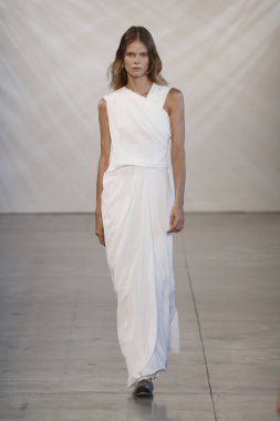 New York, Ny - Eylül 06: Manken pist öğlen için Nur tarafından New York moda haftası sırasında yürür: gösterir New York'ta 6 Eylül 2018 bahar stüdyolarında Galerisi II.