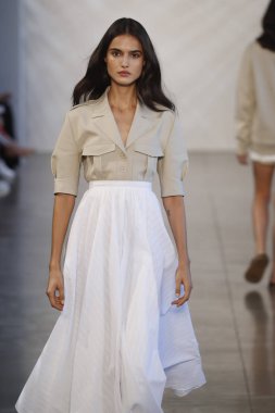 New York, Ny - Eylül 06: Manken pist öğlen için Nur tarafından New York moda haftası sırasında yürür: gösterir New York'ta 6 Eylül 2018 bahar stüdyolarında Galerisi II.