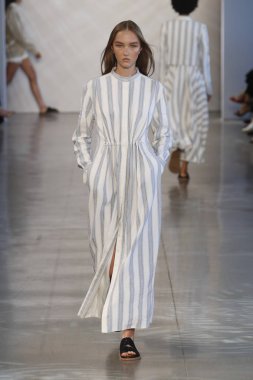 New York, Ny - Eylül 06: Manken pist öğlen için Nur tarafından New York moda haftası sırasında yürür: gösterir New York'ta 6 Eylül 2018 bahar stüdyolarında Galerisi II.