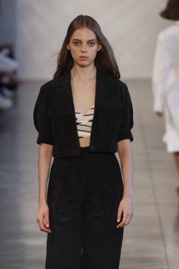 New York, Ny - Eylül 06: Manken pist öğlen için Nur tarafından New York moda haftası sırasında yürür: gösterir New York'ta 6 Eylül 2018 bahar stüdyolarında Galerisi II.