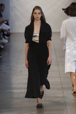 New York, Ny - Eylül 06: Manken pist öğlen için Nur tarafından New York moda haftası sırasında yürür: gösterir New York'ta 6 Eylül 2018 bahar stüdyolarında Galerisi II.