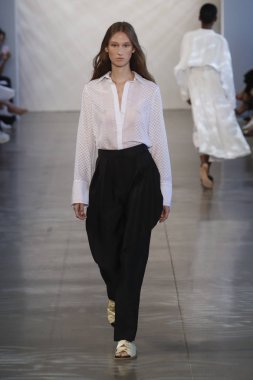 New York, Ny - Eylül 06: Manken pist öğlen için Nur tarafından New York moda haftası sırasında yürür: gösterir New York'ta 6 Eylül 2018 bahar stüdyolarında Galerisi II.